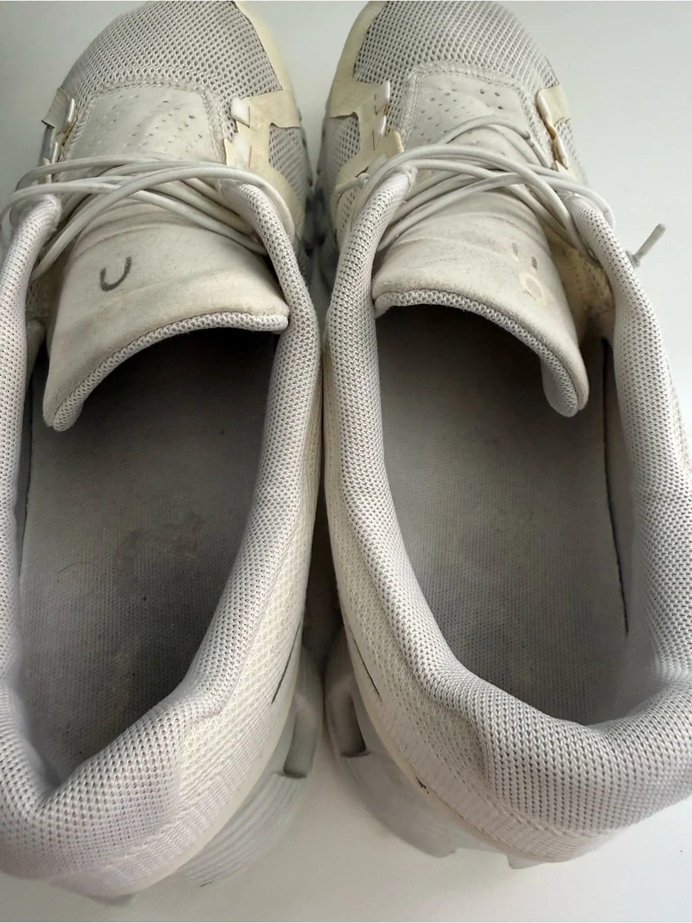 On Running Men size 9 Athletic Shoes in Off-White/Cream